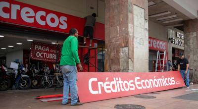 Cambio de nombre de Créditos Económicos a Crecos en un local de la empresa, en Guayaquil. 