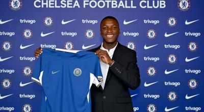 Moisés Caicedo posa con la camiseta del Chelsea, el lunes 14 de agosto de 2023.