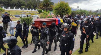 Traslado del féretro de Fernando Villavicencio para misa en el camposanto Monteolivo. Quito, 11 de agosto de 2023
