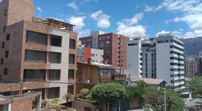 Edificios en una calle del norte de Quito. Foto del 14 de agosto de 2023. 