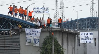 Cientos de detenidos subieron hasta los techos del Centro de Privación de Libertad Zonal 8 con carteles para pedir el retorno de Adolfo Macias, alias 'Fito', el 14 de agosto de 2023.