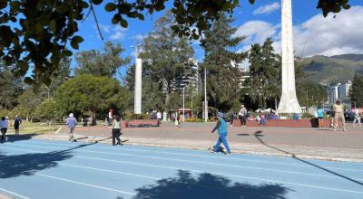 Personas caminan en el parque La Carolina, en Quito, el 20 de julio de 2023. 
