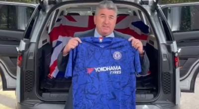 El embajador Chris Campbell da la bienvenida a Moisés Caicedo al Chelsea, el 15 de agosto de 2023.