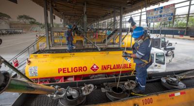 Despacho de gasolina y diésel de una terminal de Petroecuador. Foto del 17 de julio de 2023.