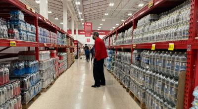 Un hombre en la sección de bebidas de un supermercado en el centro norte de Quito, en 2022. 