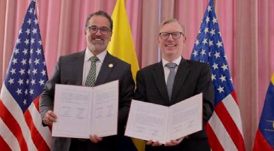 Gustavo Manrique, Ministro de Relaciones Exteriores y Michael J. Fitzpatrick, Embajador de los Estados Unidos en el Ecuador, en la ceremonia de firma.