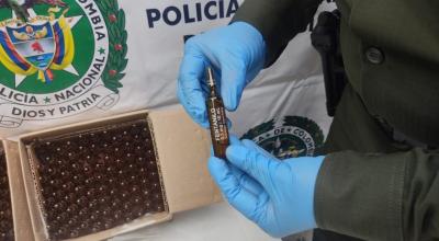 Un policía colombiano sostiene una ampolla de fentanilo, producido ilegalmente, y decomisado en el país, el 28 de julio de 2023. 