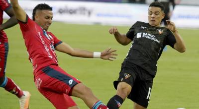 Alexander Alvarado disputa el balón en el partido de Liga ante El Nacional, en el estadio Rodrigo Paz Delgado, el 18 de agosto de 2023.