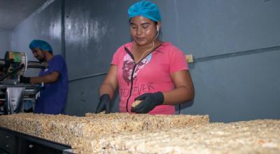 Trabajadores en una empresa de snacks, en Ecuador, el 18 de julio de 2023. 