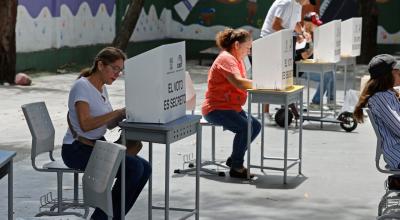 Ciudadanos acuden a votar durante la jornada de elecciones generales en Guayaquil, el 20 de agosto de 2023. 