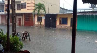 Imagen referencial. Quevedo, Los Ríos, afrontó lluvias fuertes que dejaron inundadas varias avenidas, el 22 de agosto de 2023. 