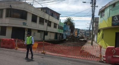 Trabajos viales en la calle Cubijies, entre Rumichaca Ñan y Apuela, en Quito, el 23 de agosto de 2023.