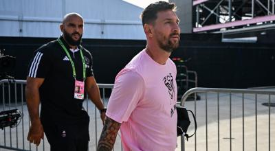 Lionel Messi llega al DRV PNK Stadium junto a su guardaespaldas, Yassine Chueko, el 21 de julio de 2023.