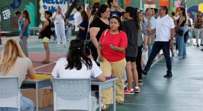 Ciudadanos votando en un recinto electoral de Guayaquil, el 20 de agosto de 2023. 