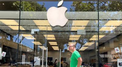 Un hombre pasa junto a una tienda de Apple en California, Estados Unidos, el 4 de agosto de 2023. 