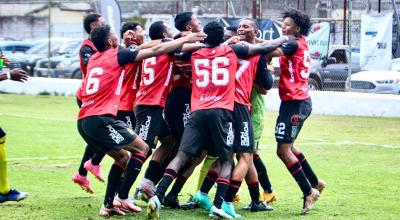 El equipo de AV25 celebra su título de campeón de la Segunda categoría de Pichincha, en 2023.