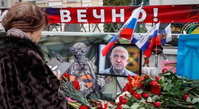 Gente deja flores en un memorial informal levantado en Moscú en honor de Yevgeny Prigozhin, extinto jefe del grupo Wagner.