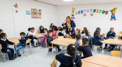 Estudiantes reciben clases en una escuela fiscal de Quito, el 22 de agosto de 2023.