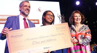 Premiación de Alexandra Angulo como la mejor maestra del año por fundación Fidal, el 24 de agosto de 2023.