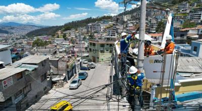 Trabajos en la red eléctrica por parte de la Empresa Eléctrica Quito, el 26 de agosto de 2023.