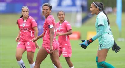 Hillaris Villasana (medio) sonríe durante un partido con Dragonas en la Superliga femenina, en 2023.