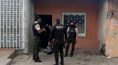 Policías motorizados rescataron a un secuestrado y detuvieron a dos sospechosos en una casa de la Isla Trinitaria, al sur de Guayaquil. 