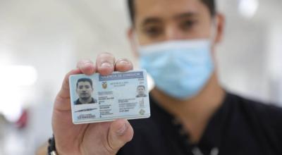 Una persona sostiene una licencia de conducir.