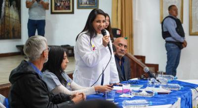 La candidata presidencial Luisa González, este 31 de agosto de 2023, durante una reunión con médicos en Quito.