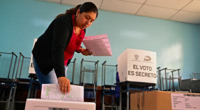 Una ciudadana deposita su voto durante la jornada de votación de este 20 de agosto de 2023 en Quito.