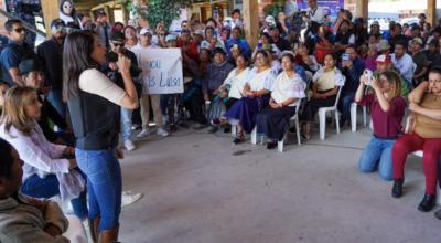 La candidata presidencial Luisa González usa chaleco antibalas en un evento en Otavalo, este 1 de septiembre de 2023.