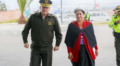 La alcaldesa de Ambato, Diana Caiza, y el coronel William Calle, jefe de la Subzona de Tungurahua, en una reunión sobre seguridad. 