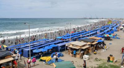 Turistas durante el feriado de Semana Santa 2023, en Manta.