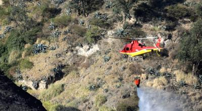 El helicóptero de los Bomberos de Quito arroja agua en Itulcachi.