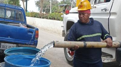 Un trabajador de Interagua distribuye agua potable en Guayaquil, en agosto de 2023.