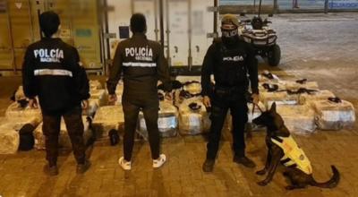 Agentes antinarcóticos custodian la droga encontrada en el Puerto de Guayaquil el 4 de septiembre de 2023.