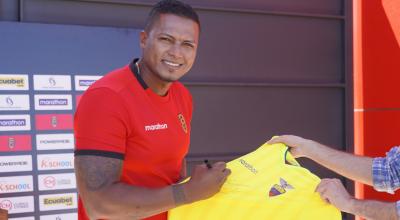 Antonio Valencia firma una camiseta de la selección de Ecuador, en una entrevista con PRIMICIAS, el 31 de agosto de 2023.