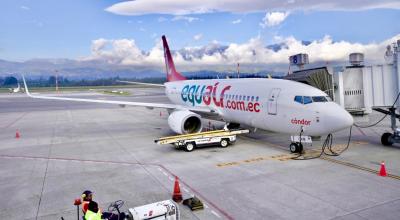 Un avión de la aerolínea Equair en Quito.