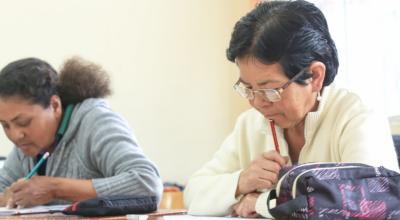 Personas adultas en una clase de alfabetización.