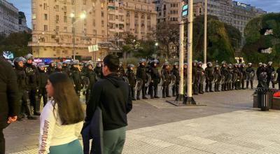 Miembros de la Policía tras desalojar a los hinchas ecuatorianos del Obelisco, en Buenos Aires, el 6 de septiembre de 2023.