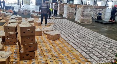 Imagen referencial. Decomiso de cuatro toneladas de droga en un contenedor de banano, en el puerto de Guayaquil, el 27 de julio de 2023. 