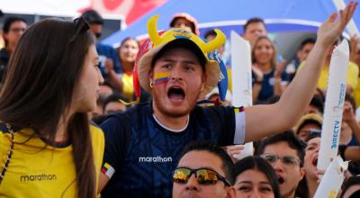 Un aficionado tricolor mira la transmisión del partido del Grupo A de la Copa Mundial 2022 entre Ecuador y Senegal en Cumbayá, el 29 de noviembre de 2022.