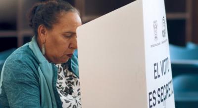 Imagen referencial. Una ciudadana sufragando en las pasadas elecciones anticipadas, el 20 de agosto de 2023. 