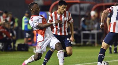 Luis Advíncula y Diego Gómez disputan un balón durante el partido de las Eliminatorias entre Paraguay y Perú, el 7 de septiembre de 2023.