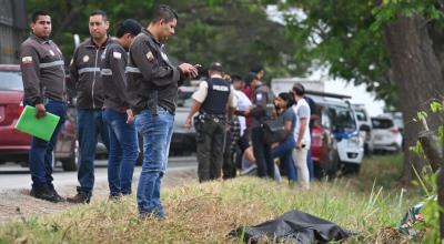 Agentes de Criminalística levantan el cadáver del concejal de Durán, Bolívar Vera, el 8 de septiembre de 2023.