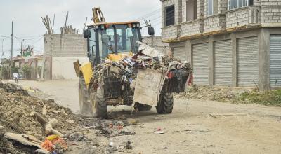 Maquinaria municipal  interviene en el ingreso de la Cooperativa El Ejército, al oeste de Durán, un sitio que se ha convertido en un depósito a gran escala de desechos comunes y materiales de construcción.
