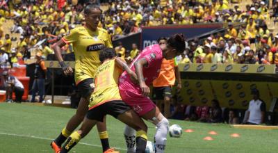 Jugadoras de Barcelona y Dragonas disputan un balón en la final de ida de la Superliga, el sábado 2 de septiembre de 2023.