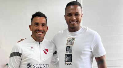 Los exjugadores Carlos Tévez y Antonio Valencia en Argentina.