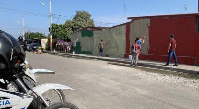 Policías borran murales de la banda Los Tiguerones, en Socio Vivienda, al noroeste de Guayaquil. 
