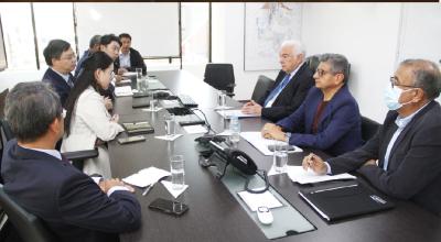 Reunión del ministro Fernando Santos con delegados de la matriz de Sinohydro, el 8 de septiembre de 2023.