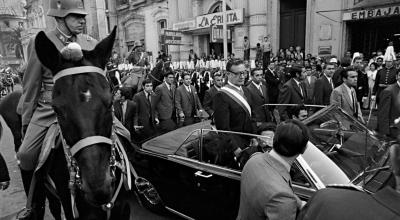 Augusto Pinochet escolta al nuevo presidente Salvador Allende en su camino a la catedral en Santiago, el 4 de noviembre de 1970. 